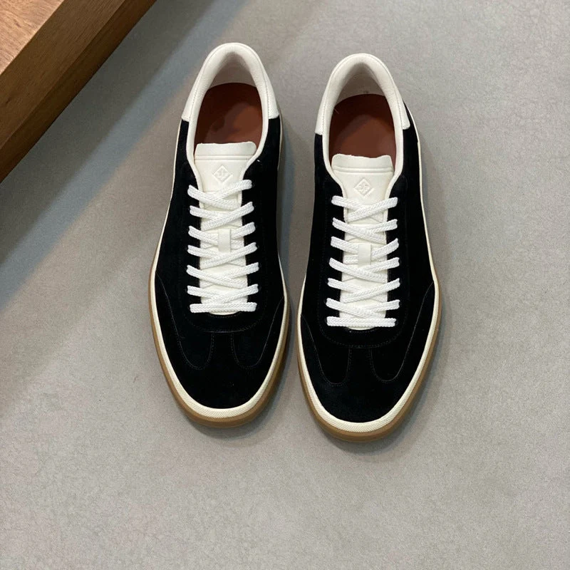 Damen Sneaker aus weichem Wildleder mit raffiniertem Schnürsystem