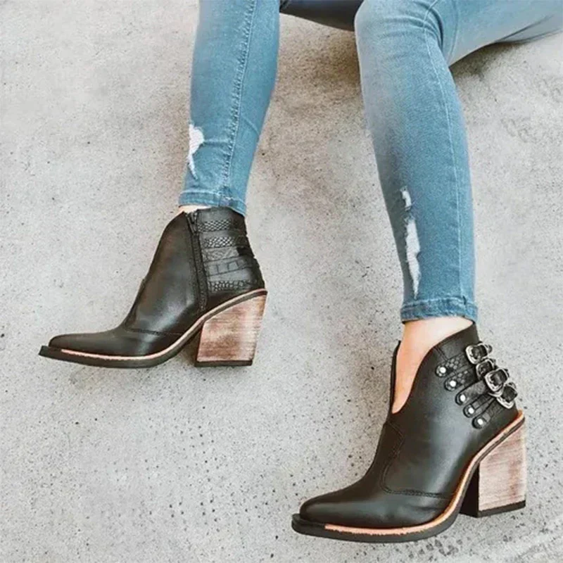 Nord Taschen | Stiefel mit Nieten und Klobigem Schnallenverschluss