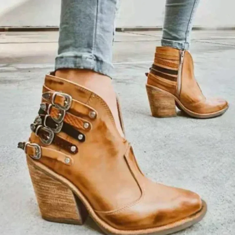 Nord Taschen | Stiefel mit Nieten und Klobigem Schnallenverschluss
