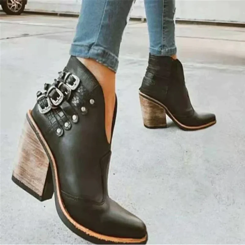 Nord Taschen | Stiefel mit Nieten und Klobigem Schnallenverschluss