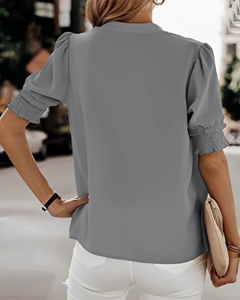 Bluse mit kurzen Ärmeln und V-Ausschnitt