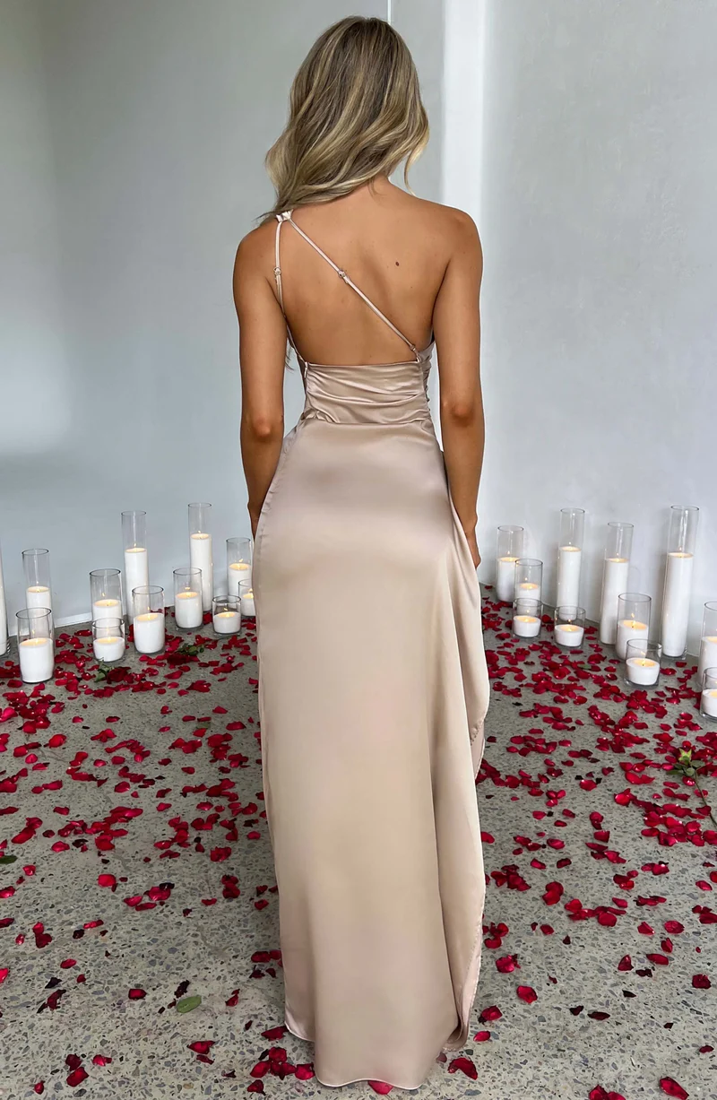 Damen-Maxikleid aus Satin mit einer Schulter und Plissee