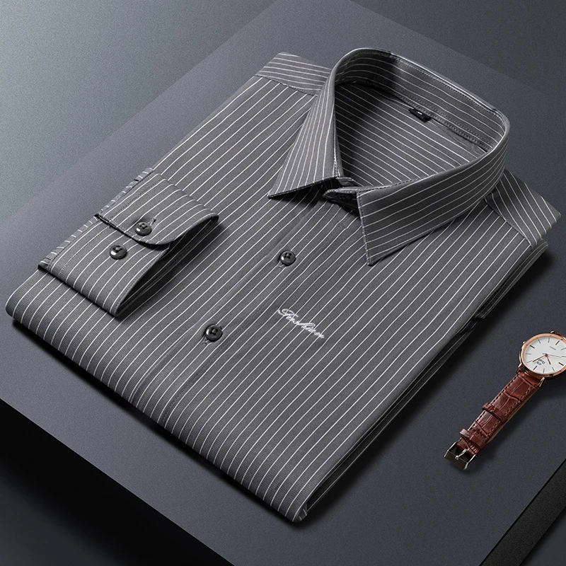 Herren Klassisches gestreiftes Business‑Hemd aus Baumwollmix mit Kentkragen und Brustlogo Nord Taschen